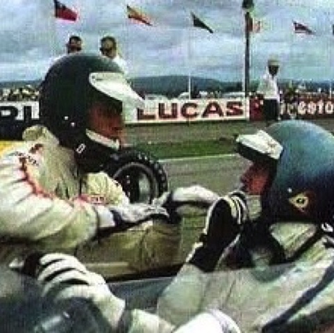 Conversation avec Jochen Rindt sur la ligne de départ...